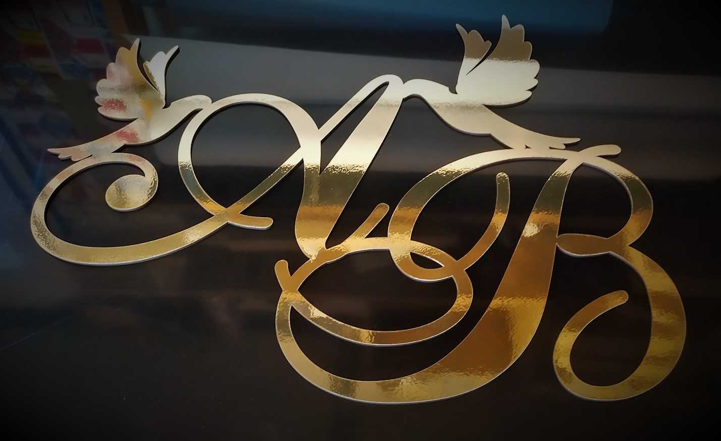 Монограма, весільний герб з ініціалами молодят та голубами - Фото 2